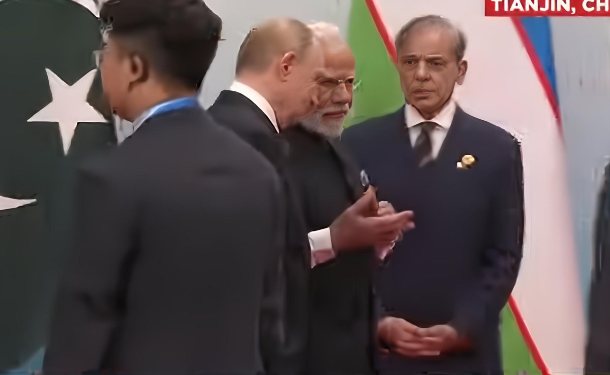 The Pakistani PM is standing like a waiter.....😭🤣🤣