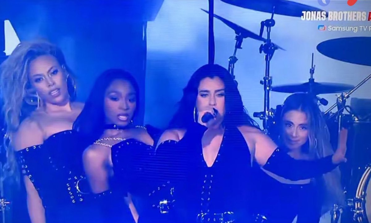 PopCrave's tweet image. 🚨Fifth Harmony has reunited at the Jonas Brothers show in Dallas.