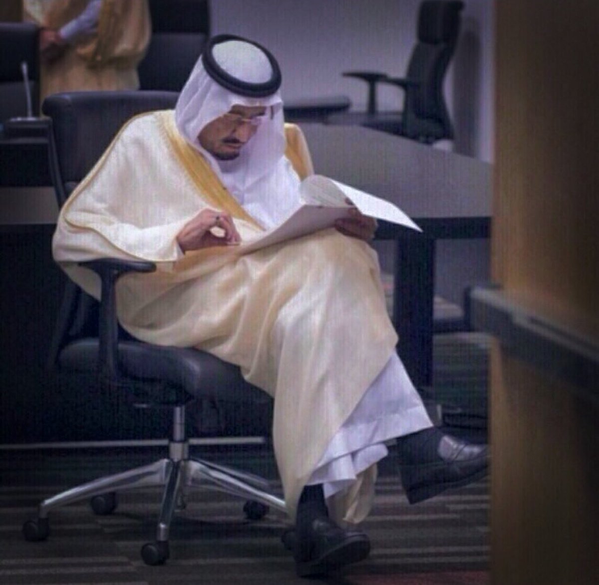 سلمان سلمان العزم والإراده
أعظم ملـوك الأرض من عـرب وأعجام
زعمينـا و اكبـر مـن أكبـر إشـاده
مثـل البحـر يـوم البحـر واسـع وطام
لكم على الدنيـا وأهلهـا سـياده
وبأرقابنـا بيعـة لكـم والعهـد تـام