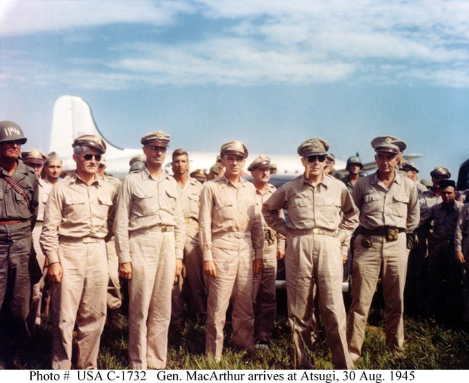 TammiMinoski's tweet image. On August 30, 1945: General #DouglasMacArthur with other senior Army officers, upon his arrival at Atsugi airdrome, Japan. Among those present are: Major General Joseph Swing, Lieutenant General Richard Sutherland, General Robert Eichelberger. #JapaneseSurrender #WWII
