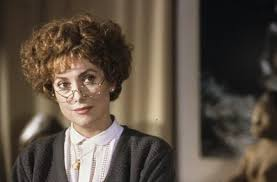 merlinpapin3's tweet photo. .@FredOL69007 Ce soir sur @ARTEfr le film #AgentTrouble de Jean Pierre Mocky (1987) avec Catherine Deneuve Richard Bohringer Tom Novembre Dominique Lavanant Sylvie Joly Pierre Arditti
Une route de montagne enneigée. Un car est immobilisé sur le bas-côté. Victorien, routard, monte à bord du véhicule et découvre que tous les passagers sont morts. Consciencieusement, il fait les poches des cadavres avant de passer son chemin. De retour à Paris, il apprend quelques jours plus tard que l'autobus a été retrouvé dans un lac et que l'enquête a conclu à un banal accident de la route. Soupçonnant une affaire louche, Victorien confie son butin à sa tante, Amanda, conservatrice de musée à l'apparence inoffensive. Peu de temps après, le jeune homme est retrouvé assassiné. Sa tante décide alors d'élucider cette affaire...
