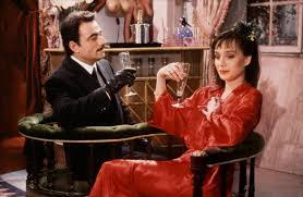 merlinpapin3's tweet photo. .@FredOL69007 Ce soir sur @ARTEfr le film #AgentTrouble de Jean Pierre Mocky (1987) avec Catherine Deneuve Richard Bohringer Tom Novembre Dominique Lavanant Sylvie Joly Pierre Arditti
Une route de montagne enneigée. Un car est immobilisé sur le bas-côté. Victorien, routard, monte à bord du véhicule et découvre que tous les passagers sont morts. Consciencieusement, il fait les poches des cadavres avant de passer son chemin. De retour à Paris, il apprend quelques jours plus tard que l'autobus a été retrouvé dans un lac et que l'enquête a conclu à un banal accident de la route. Soupçonnant une affaire louche, Victorien confie son butin à sa tante, Amanda, conservatrice de musée à l'apparence inoffensive. Peu de temps après, le jeune homme est retrouvé assassiné. Sa tante décide alors d'élucider cette affaire...
