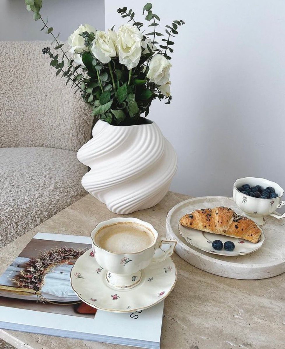 ⁩
 𝓢𝓮𝓹 1🌷

​​وتُشرِقُ في حَنايَا الرُّوح شَمسِي
   فَــمَا  أحلىٰ صَباحِي إِن أفـقــتُ 
          وأرسِـــمُ  بــالتّفاؤل  كُــلّ حــلم
               لــعلَّ الــيَوم يُـشـرِق مــا رَسمتُ 

أمنية هالصباح  يارب قرب الأقدار..السعيدة والأيام الحلوة لنا.