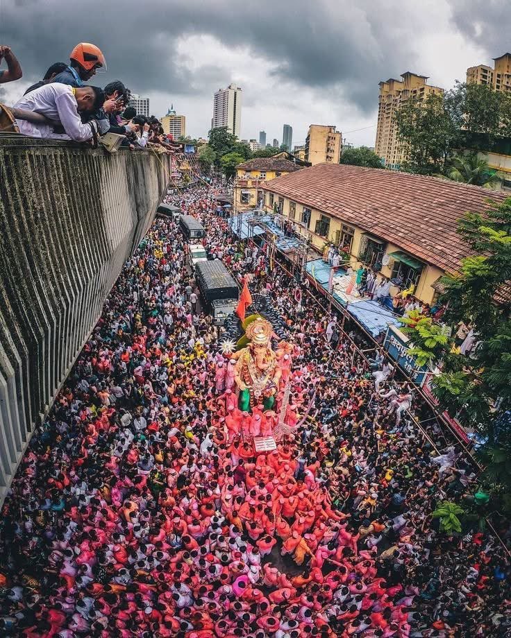 थोड़ी सी जगह 

                   अपने चरणों में दो भगवन🙏