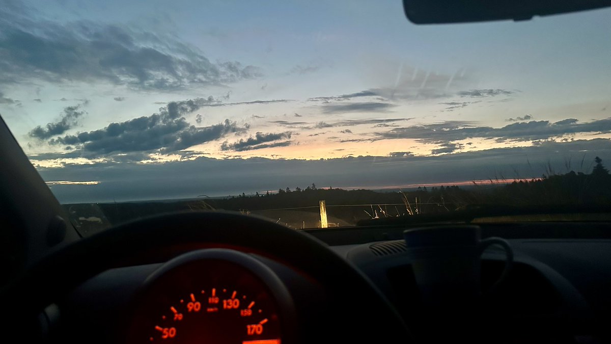 18 soat uyqudan keyin sahar 5:30 da quyosh chiqishini ko’rgani bir balandlikka keldim keldim.
