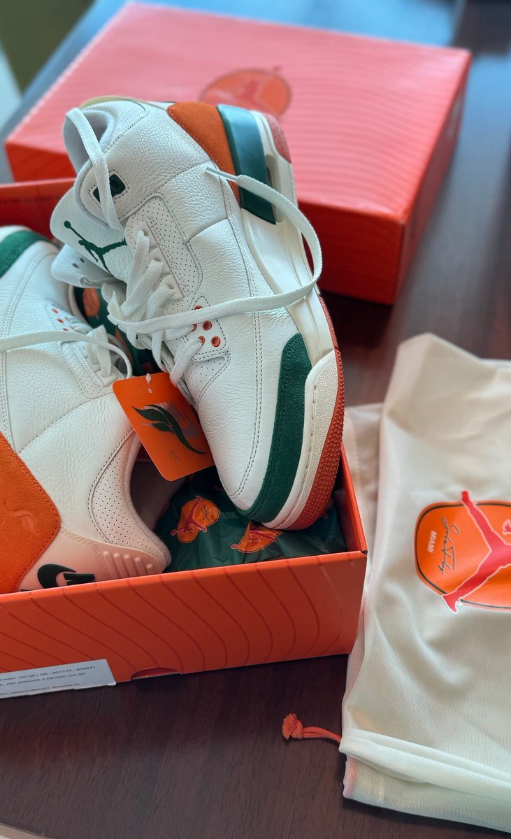 KicksFinder's tweet photo. FIRST LOOK: SoleFly x Air Jordan 3 Retro OG SP "Sail/Gorge Green" 🌴

🗓️ Holiday 2025
📝 IF4491-100 (MENS)
💰 $230 USD
📸 IG: edgerrinjames
💵COP OR 🚮DROP? https://t.co/L1AhPXG1ku