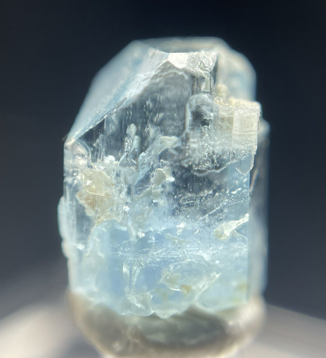 文章や画像を変えてもなぜかなかなかポストを送信できなかったアイダホ州Camp Lakeの美しい色合いと形状のアクアマリンです。
アイダホ州は「宝石の州」としても知られています。
9月鉱物デーにてお披露目いたします。