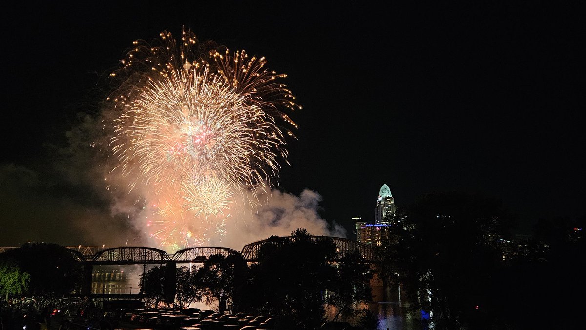 Brian_Wedig's tweet image. Oh, do your hillbilly neighbors shoot off some Roman candles and screamers on the 4th of July? That&apos;s cool. Half a million people come down to the riverfront to watch my city blow a hole in the o-zone for half an hour set to music on Labor Day. #BoomsDay #WEBN