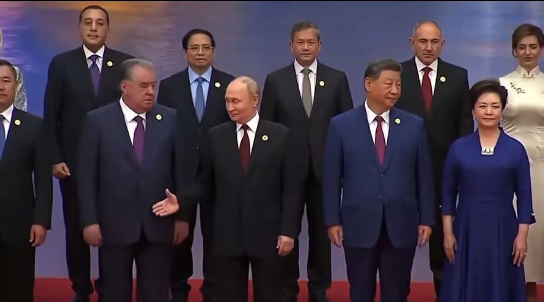 rithpanharatana's tweet photo. Great picture, our country’s Prime Minister standing in the center 🙏🇰🇭❤️ #ហ៊ុនម៉ាណែត #Hunmanet #កម្ពុជា #Cambodia https://t.co/hNqCG0VHRd