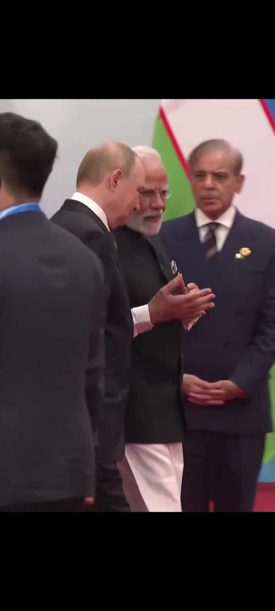 AdityaSanatan's tweet photo. Oops 🙊 
#SCOSummit2025 
#ModiInChina 
#modiputin 
Who's standing in the background...😂😂 Wrong answers only https://t.co/p8Tc3wyLBA