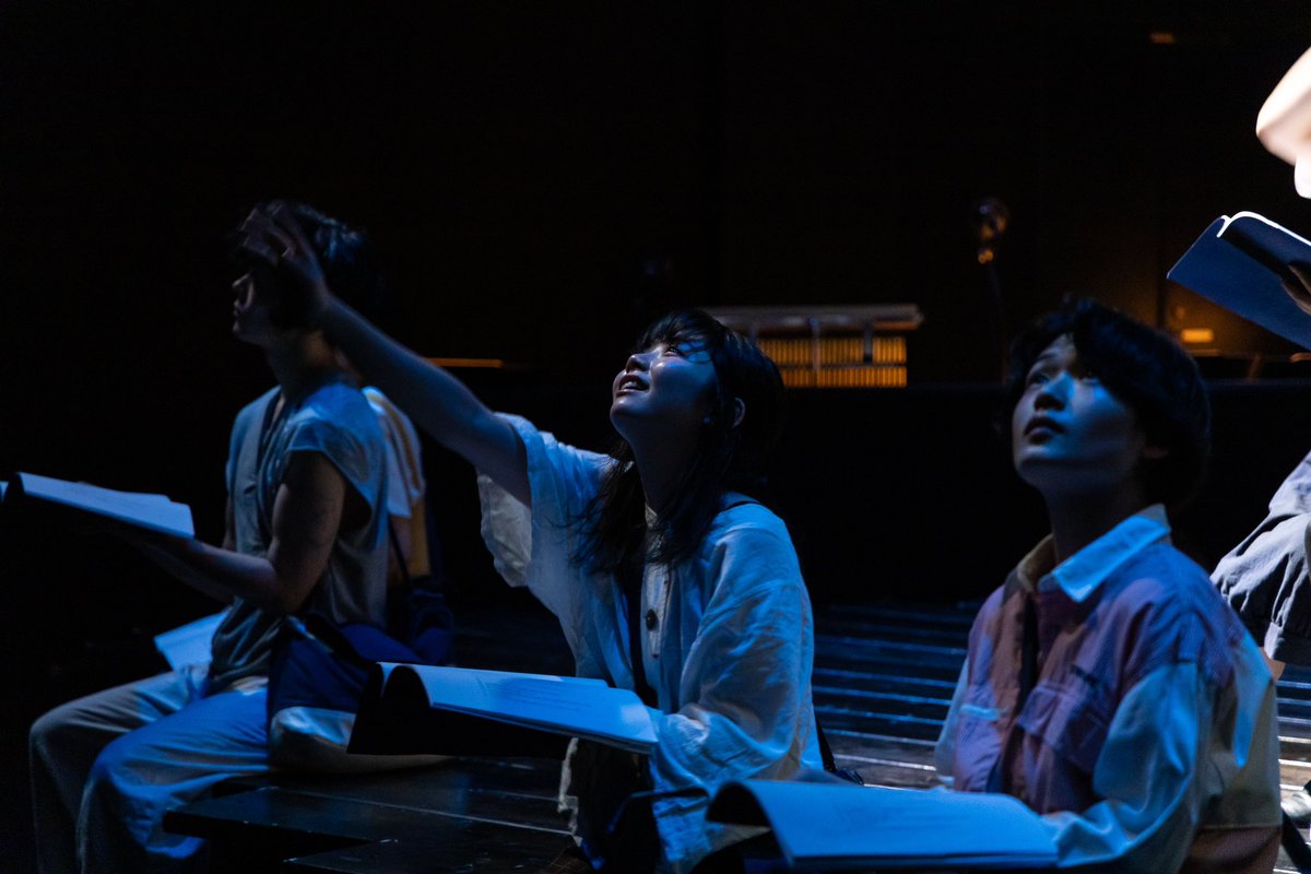 他の役者は舞台のヘリに座り、ジョバンニだけ舞台上に立っているという演出も目の前の役者の動きを見ることもでき、ジョバンニの動きを際立たせていました。