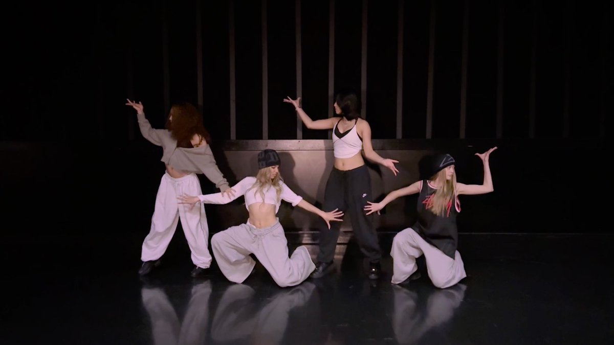 GIRLSETofficial's tweet image. GIRLSET "Commas" Choreography Practice Video (Moving Ver.)

youtu.be/7aRDqc8eooE

🎧girlset.lnk.to/Commas

#GIRLSET #Commas