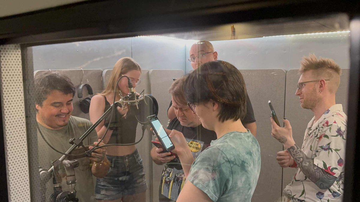 Fun times one of our teachers working with students on a brand new Radio Play as their final exam.

If you're looking to learn about voice acting, check out our website at: themercenaryco.com

#voiceacting
#voiceactor