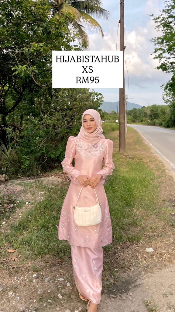 LveLays's tweet photo. hi harini i nak buat preloved baju kurung 💗 sape yang berminat boleh dm terus. btw harga still boleh nego 💋 https://t.co/D0BUIh0JSd