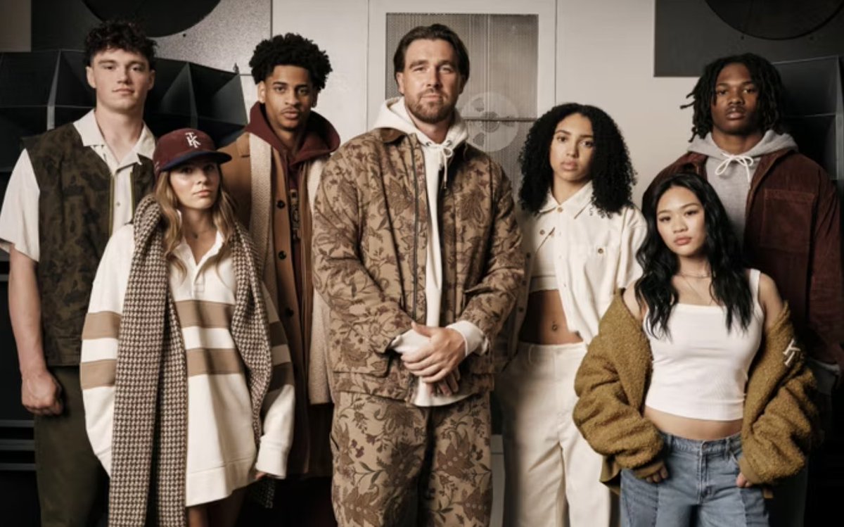 TrendyGems001's tweet photo. 🛍️ American Eagle debuts a limited edition collection with Tru Kolors by Travis Kelce, merging fashion and sports! Launched after his engagement to Taylor Swift, the AE x TK line features 90 unique pieces. 🌟 Available now! #AETruKolors #FashionInnovation https://t.co/SQxXVsMxEZ