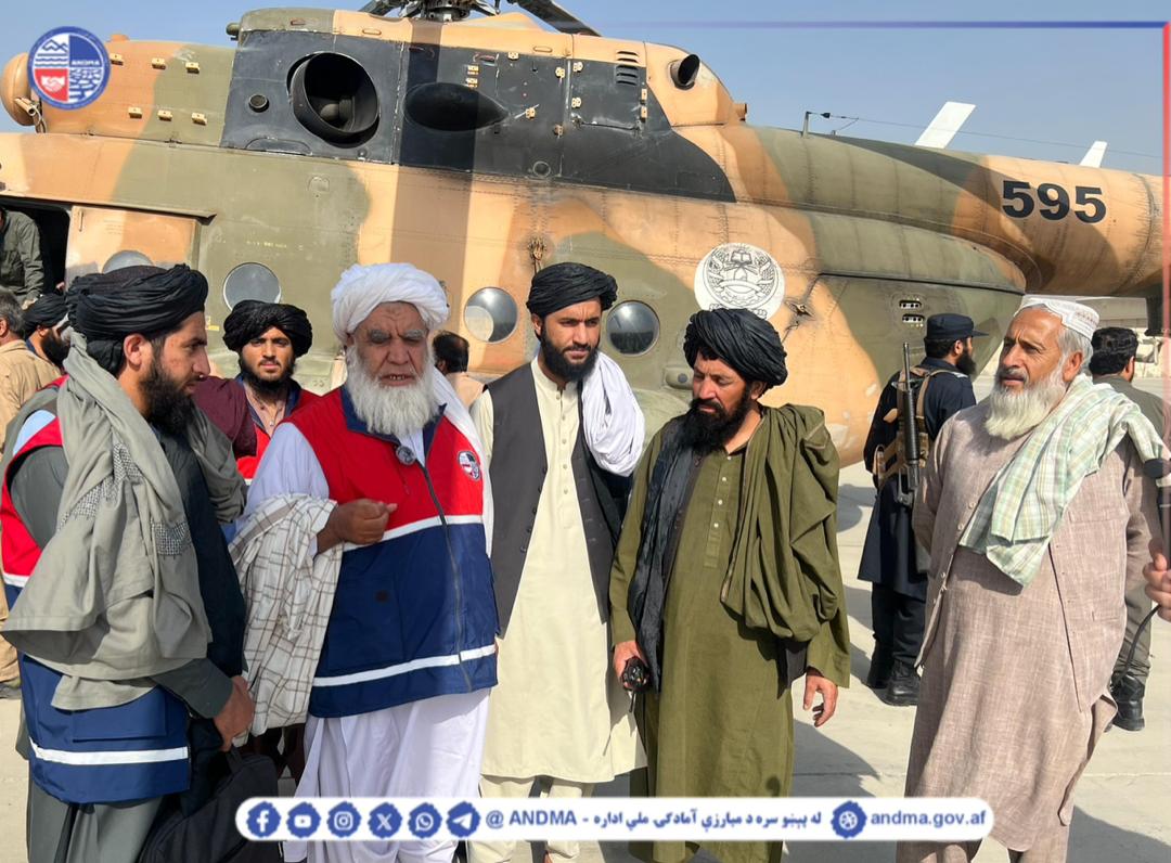 farhadifar81540's tweet photo. له پېښو سره د مبارزې آمادګۍ ملي ادارې لوی رئیس الحاج ملا نورالدین ترابي صاحب، د یو مجهز ټیم او اړتیا وړ موادو سره د کنړ ولایت هغه سیمي ته چي پکښې شدیده زلزله سوې ده، همدا اوس په یو هلیکوپټر کي روان سو.

#د کنړ غمیزه #زلزله https://t.co/FsK69FMS0U