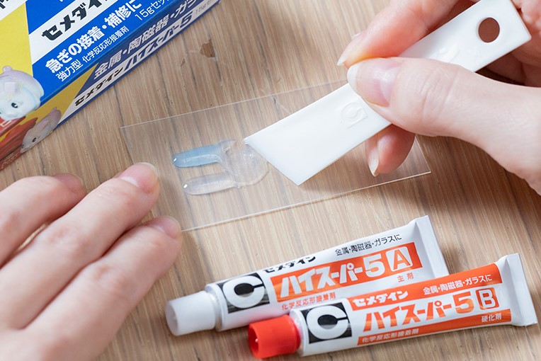 ２液の接着剤、固まったけどなんだかベトつきがあるかも…？
もしかして、爪楊枝のような「棒」で混ぜていませんか？

棒のような「点」では、マーブル模様が作られるだけで混ざっていない場合があります😭
なので、付属しているヘラなどの「面」でしっかり混ぜてくださいね(*•ω•*人)