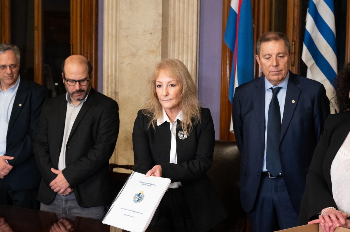 CosseCarolina's tweet image. Esta tarde el Poder Ejecutivo entregó al Parlamento el proyecto de Ley de Presupuesto.
Entre las prioridades se destacan:

1️⃣ Acelerar el crecimiento para crear y mantener trabajo de calidad.
2️⃣ Fortalecer la matriz de protección social para combatir la pobreza y la desigualdad.…