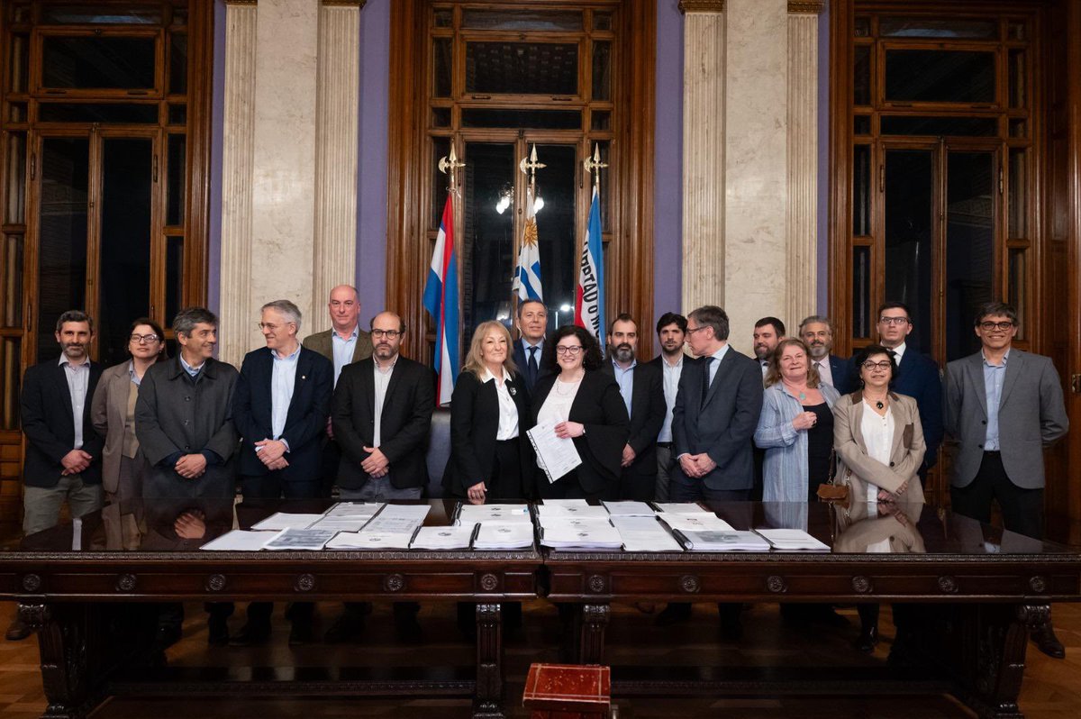 Esta tarde el Poder Ejecutivo entregó al Parlamento el proyecto de Ley de Presupuesto.
Entre las prioridades se destacan:

1️⃣ Acelerar el crecimiento para crear y mantener trabajo de calidad.
2️⃣ Fortalecer la matriz de protección social para combatir la pobreza y la desigualdad.