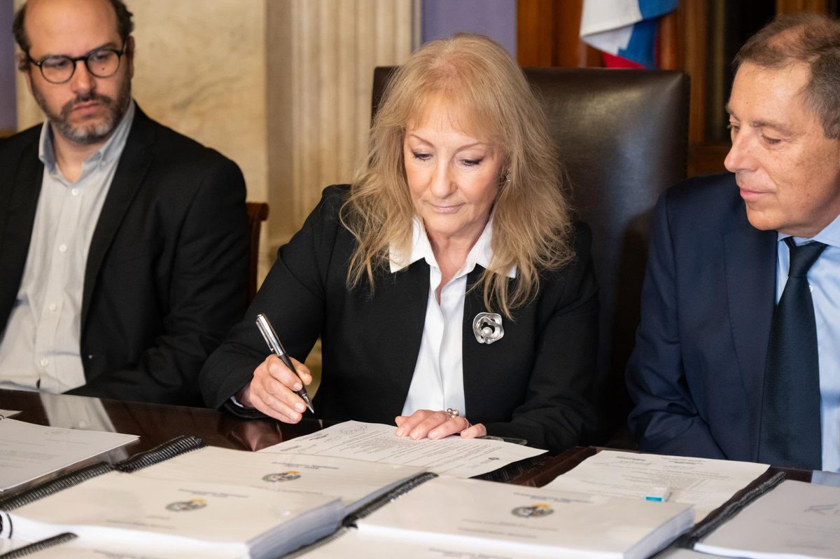 CosseCarolina's tweet image. Esta tarde el Poder Ejecutivo entregó al Parlamento el proyecto de Ley de Presupuesto.
Entre las prioridades se destacan:

1️⃣ Acelerar el crecimiento para crear y mantener trabajo de calidad.
2️⃣ Fortalecer la matriz de protección social para combatir la pobreza y la desigualdad.…