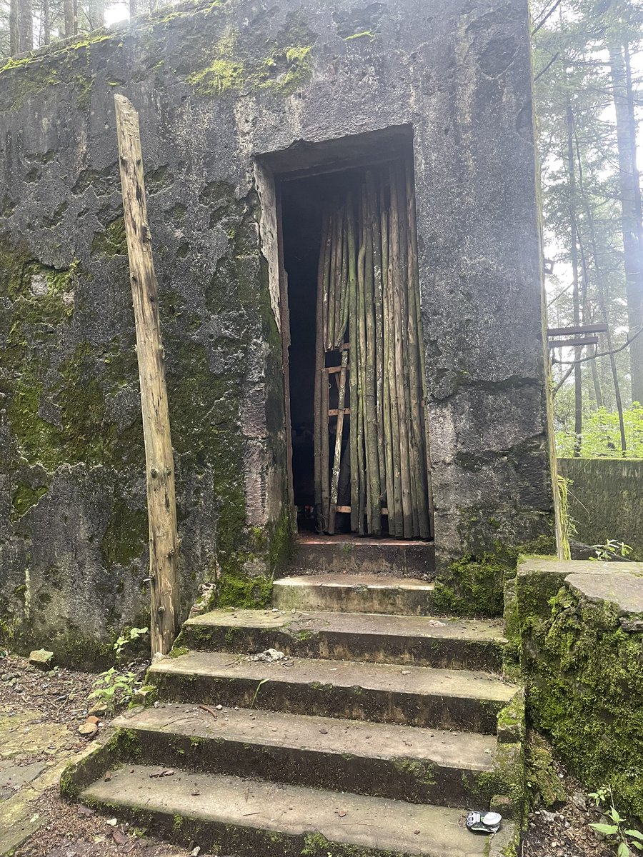 EmilioCadernMne's tweet image. Casa abandonada con un pentagrama y escritos cuestionables. 

(Decía #XóchitlVa)