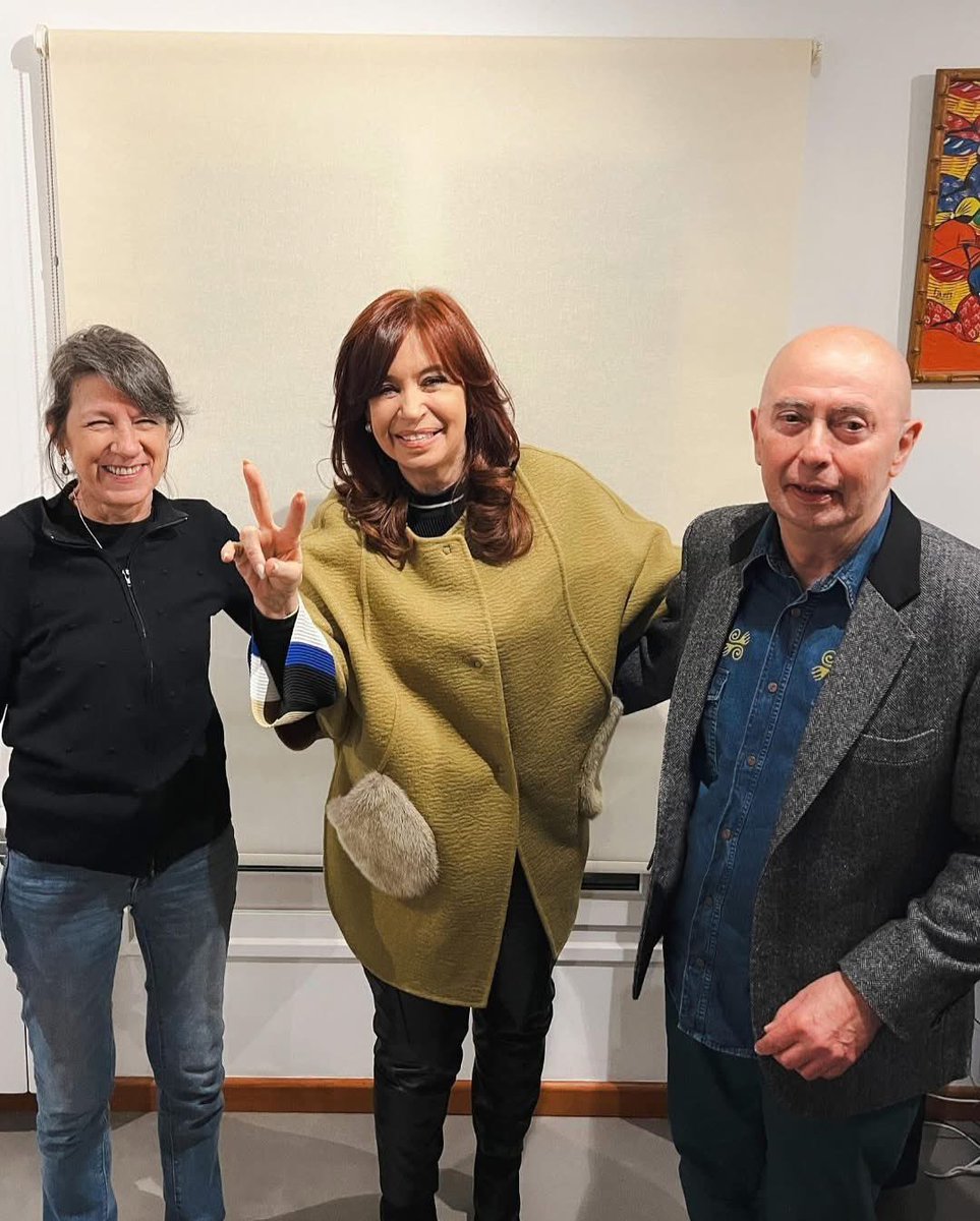 la_campora's tweet photo. 📲 Publicación de Máximo Kirchner en sus redes sociales: 

“𝙈𝙚 𝙫𝙤𝙮 𝙖 𝙘𝙤𝙢𝙚𝙧 𝙩𝙪 𝙙𝙤𝙡𝙤𝙧…”

Les comparto un momento de un buen encuentro. A horas de cumplirse 3 años del atentado contra CFK y una única certeza: las imágenes que todas y todos vimos.

Nunca dejo de pensar por qué aquella advertencia de Carlos no provino de dirigentes o fuerzas de seguridad, sino de alguien que, más allá de su opinión formada, proviene del mundo de la creatividad y el arte.

Dios y los compañeros que redujeron al instrumento que alguien eligió, permiten que Ella aún esté con nosotros, y que la responsabilidad que hasta el día de hoy siento sea más llevadera que si ese disparo hubiera salido.

El ataque con piedras a su despacho, carteles llamándola asesina, fiscales y jueces de Macri en vivo por los canales comportándose como chacales de lujo, y finalmente el arma en su cabeza, entre la gente, como anticipara, casi de manera calcada, gente de macri y milei por las redes.

Falló el atentado, falló Ficha Limpia, la Corte hizo lo suyo proscribiéndola.

Objeto de amor y de odio para muchos, mi vieja, para mí, cuando termina el día.

El 7 votamos a conciencia. Como si Ella estuviera en la lista.

Sólo imaginarla en campaña en este inexorable contexto económico y político, deja clara la finalidad de su proscripción.

Todos y todas a expresarse en las urnas. Esa es su instrucción.

🔗 Leé el texto que escribió Marcelo Figueras sobre la noche del 1º de septiembre de 2022: https://t.co/OmHChJ9STV