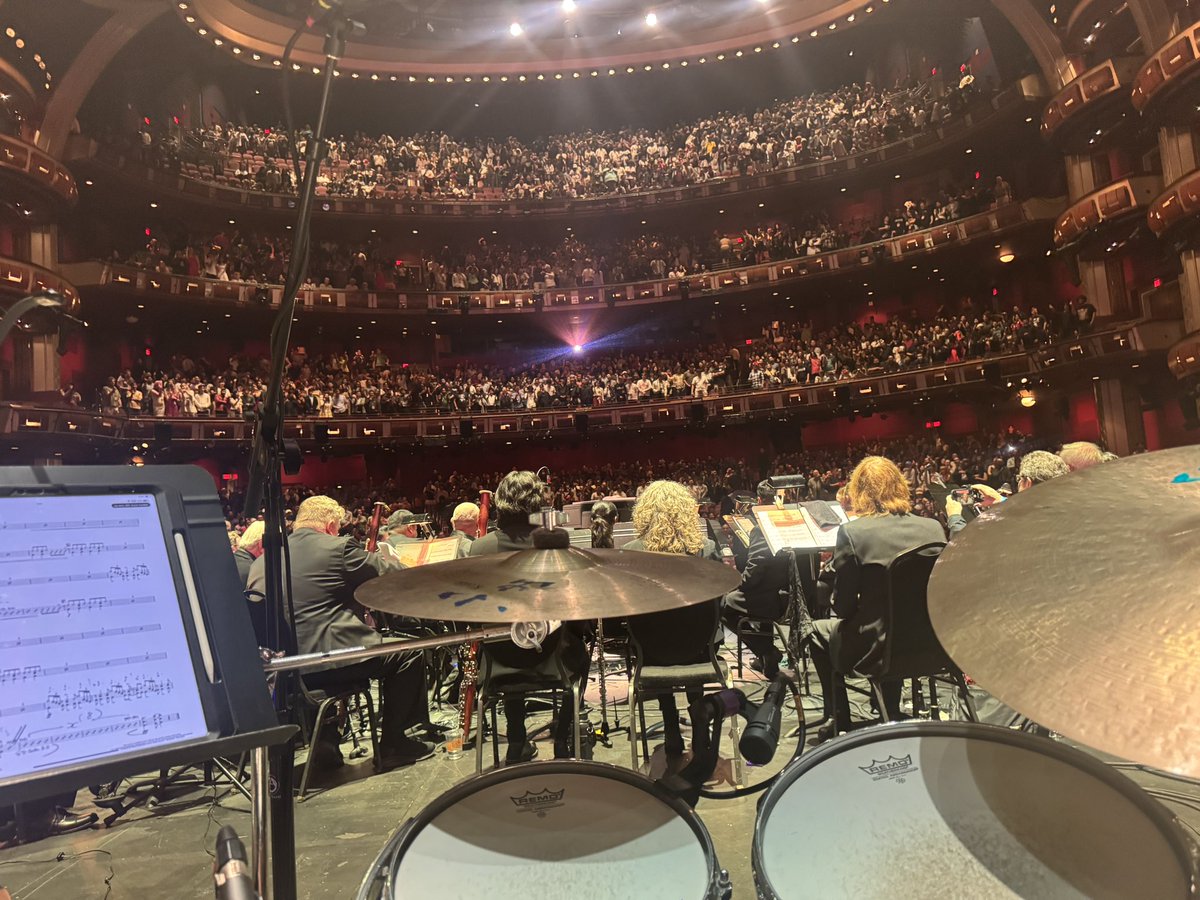 高橋さんがステージに現れた瞬間に観客が総立ちになり歓声の渦

これを🇺🇸で見たのはライオネルハンプトン以来

日本人がLA公演のドラマーだと知らなかったそうでしたが、キャリアのある方の気さくさがとても素敵でした

本当にいい経験になりました。僕にとっては17番さんより高橋さんが🇯🇵代表です