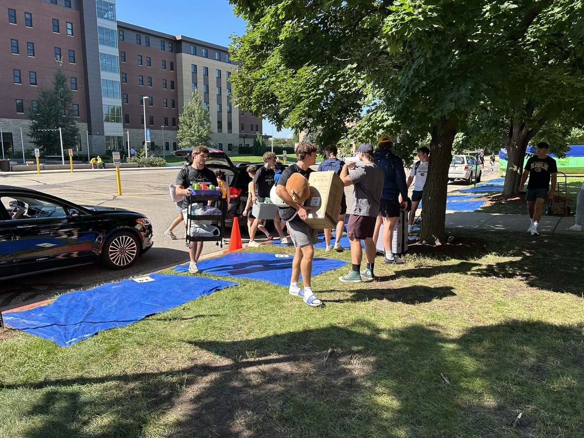 CoachE_Blugolds's tweet image. It was great seeing our football team MAKE A DIFFERENCE this weekend by helping future Blugolds move into the dorms 🏡! Roll Golds! #MAD #CTM #AintNowhereLikeEauClaire