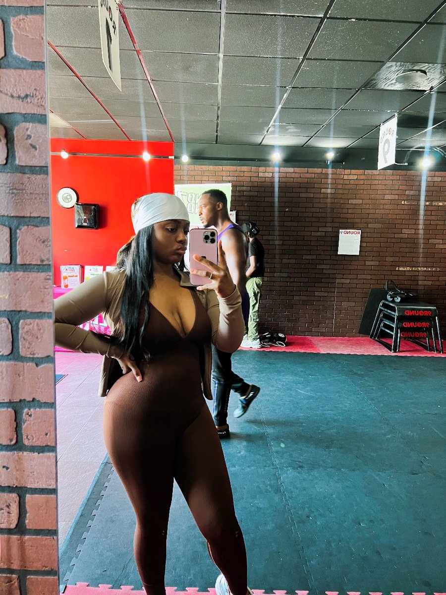 rismonae's tweet photo. Gym girlie https://t.co/F5fkuFFNkV