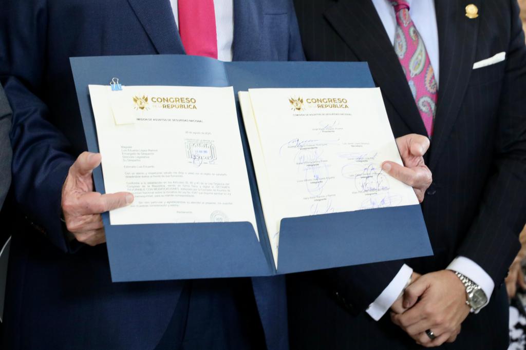 sealonzo's tweet photo. Desde 2018, con la Estrategia de Seguridad Cibernética, inicié mi camino en este apasionante mundo.
En 2024, integré el CONCIBER y en 2025 asumí el reto de asesorar a la Comisión de Seguridad Nacional del Congreso, acompañando el dictamen favorable de la Ley de Ciberseguridad 🇬🇹 https://t.co/hr2DfpgjKL
