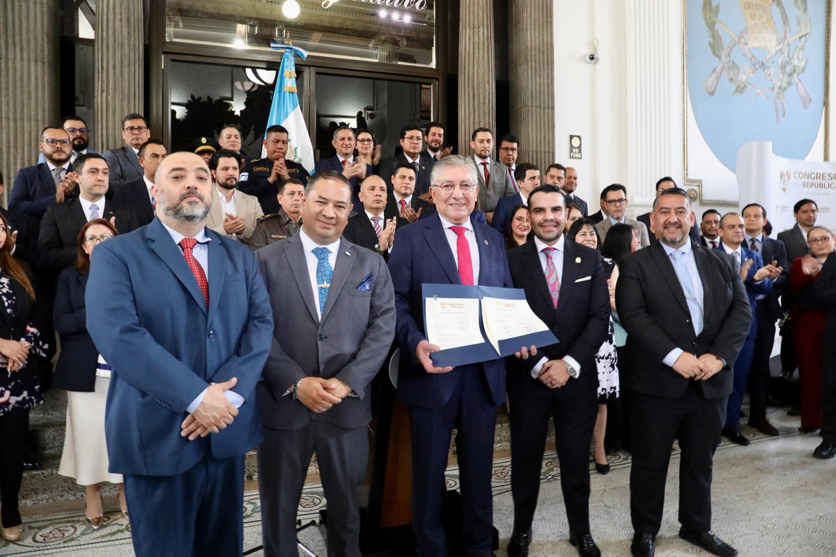 sealonzo's tweet photo. Desde 2018, con la Estrategia de Seguridad Cibernética, inicié mi camino en este apasionante mundo.
En 2024, integré el CONCIBER y en 2025 asumí el reto de asesorar a la Comisión de Seguridad Nacional del Congreso, acompañando el dictamen favorable de la Ley de Ciberseguridad 🇬🇹 https://t.co/hr2DfpgjKL