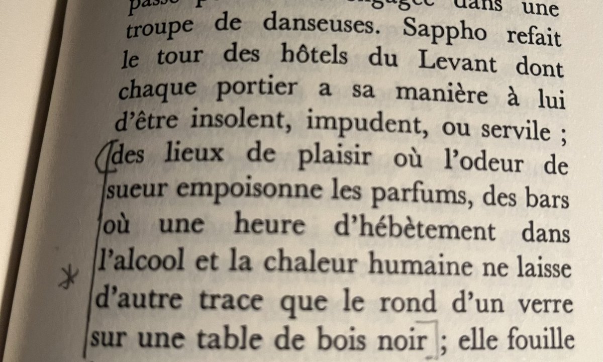 LivresPascalG's tweet image. …des bars où une heure d’hébètement dans l’alcool et la chaleur humaine ne laisse d’autre trace que le rond d’un verre sur une table de bois noir…

             Marguerite #Yourcenar 

 Feux _205 #citation #Feux #alcool #déprime #bars