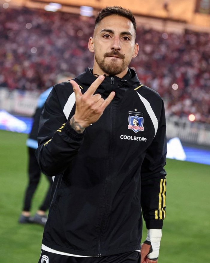 Los mandó a llorar después de ser campeón.

Le pasó la pichula por la cara a su capitán en conferencia.

Hizo correr a un hincha que andaba infiltrado.

Puteó en su cara a su presidente después de ganar el clásico.

Se los culió desde los hinchas hasta los dirigentes. Padre.