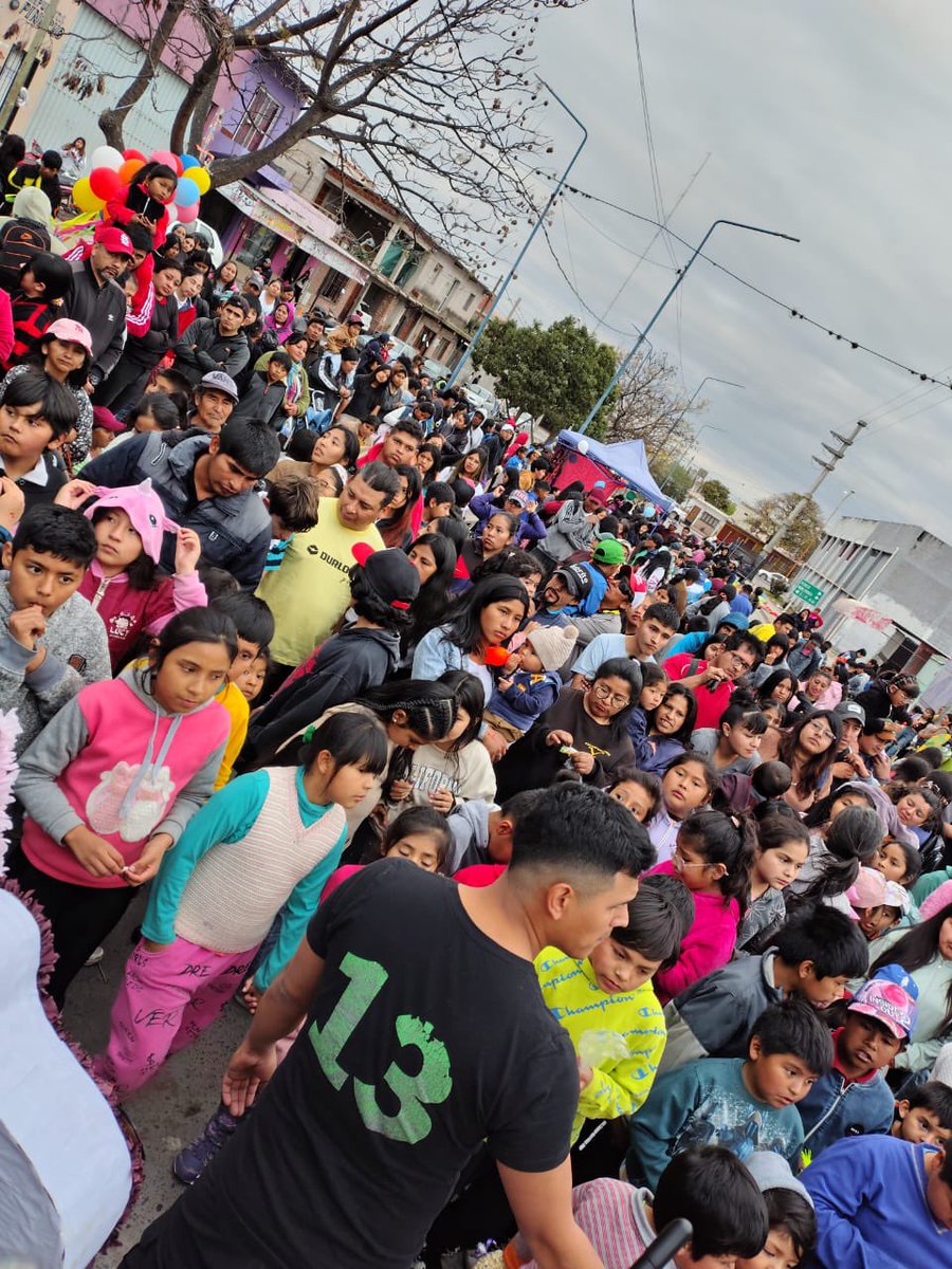 LLAenJujuy's tweet photo. En El Carmen se realizó una jornada de festejo por el Día del Niño, compartiendo juegos, sonrisas y actividades junto a las familias de la localidad. Participaron Hugo Rodríguez, Concejal electo de El Carmen, Manuel Quintar, Diputado Nacional, Kevin Ballesty y Laura Tomé, Diputados Provinciales electos, Alfredo Gonzales, candidato a Diputado Nacional, y distintos referentes de nuestro espacio. Una verdadera muestra de cercanía y compromiso con la comunidad. VLLC!!!