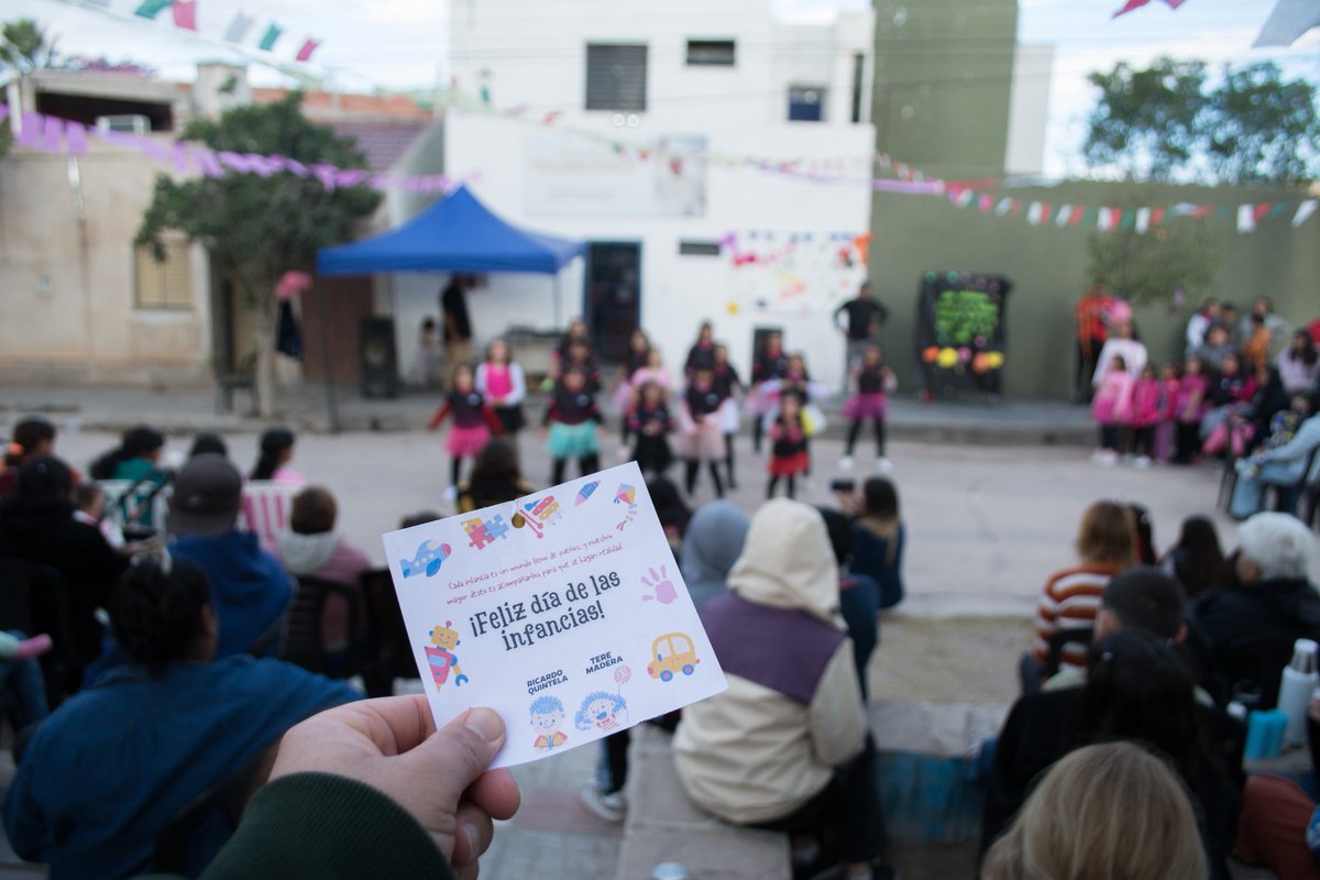 Si debieramos elegir algo para regalarles a las infancias, siempre elegiriamos el tiempo.
Tiempo para dedicarles
tiempo para escucharles
Tiempo para hablarles 
Tiempo para alimentarles
Tiempo para enseñarles
Tiempo para contarles que pueden soñar 💜