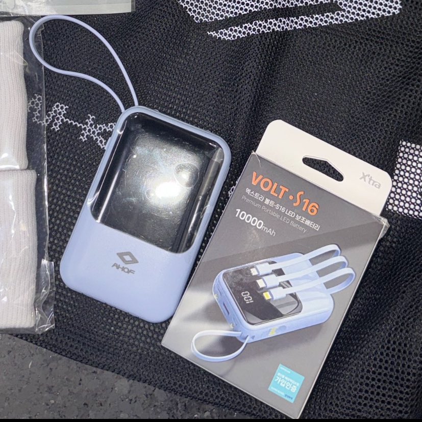 jewelzofahof's tweet photo. reading an article early in the morning about isac behind and ahof giving the fans powerbanks at isac filming day had gone viral earning the title, “all-time legendary yeokjogong (reverse tribute)*” 🥹

*idols giving fans a gift 
ㅠㅠㅠ gaaaah and it’s not only this but the free meals and merch they gave that day 진짜 레전드—sana all na lang po~ ㅠ

photo cr. daisukevol
