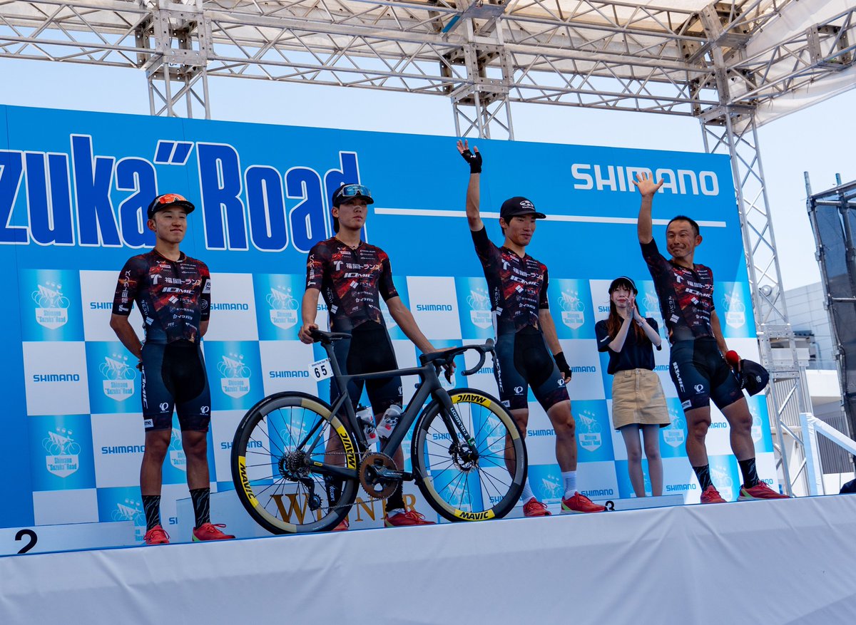 VC_FUKUOKA's tweet photo. 昨日開催された、

『シマノ鈴鹿ロードレースクラシック男子』

のリザルトです↓↓
https://t.co/wDhe4utUZm

前半から発生した強力な逃げを宇都宮ブリッツェン、スパークル大分、サイクラーズと共に追う展開になり、終盤までタイム差を維持しましたが結果的に後方集団でのスプリントとなり、向川選手が21位でフィニッシュ。悔しい結果となりました。

✅リザルト
向川 尚樹 21位 @naokimukaigawa 
石原 悠太 51位
中島 雅人 72位 @NAMA_nakashima 
辻野 壱哉 DNF @to_thetopgang 

今回、全国から多数のサイクリスト、 そして多くのメーカーブースが軒を連ね、シマノスズカのパワーを感じました。  会場でお声がけをいただいた皆様、ありがとうございました！

#シマノ鈴鹿ロード