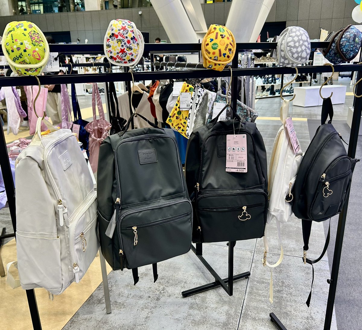 shu_hi23's tweet photo. 大変だ！！！！
ワークマンの秋冬ディズニーデザイン商品のラインナップが増えてるーー
発売は多分まだまだ先ですが！

（取材に来ています） https://t.co/bIAGwOx3Tr