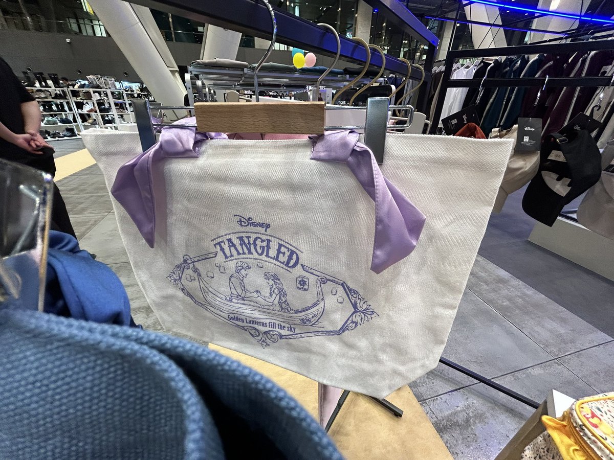 shu_hi23's tweet photo. 大変だ！！！！
ワークマンの秋冬ディズニーデザイン商品のラインナップが増えてるーー
発売は多分まだまだ先ですが！

（取材に来ています） https://t.co/bIAGwOx3Tr