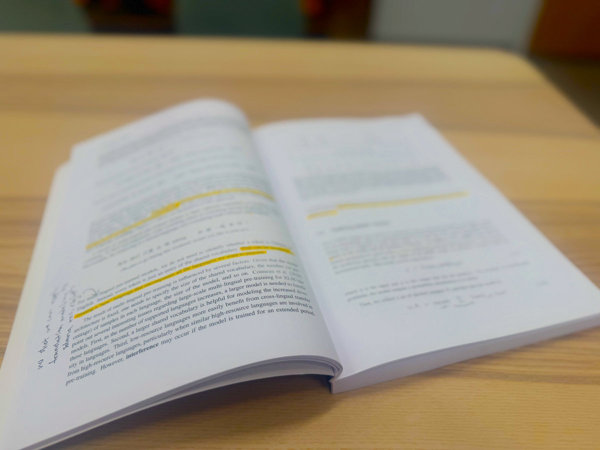 《Foundations of Large Language Models》书封的斜视图