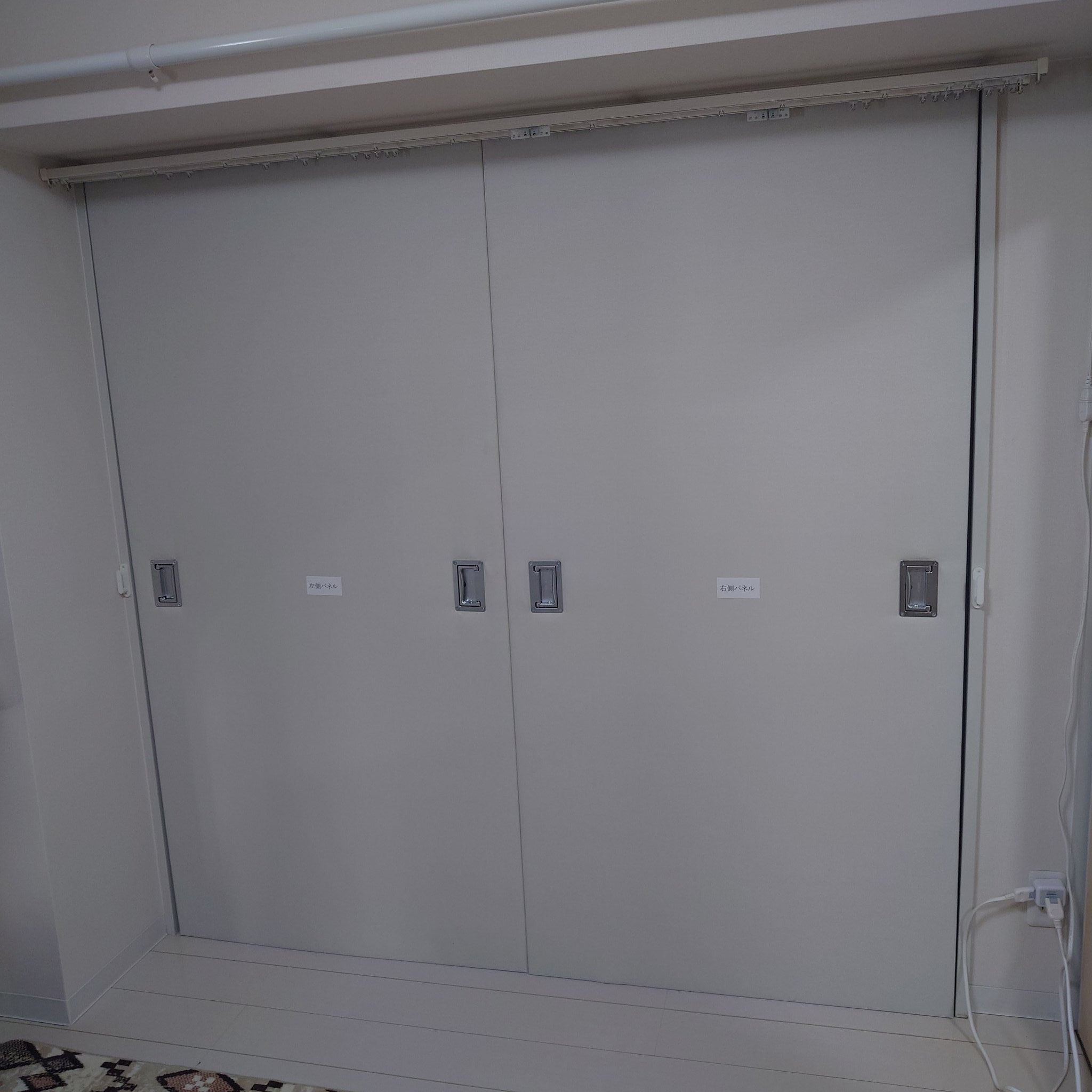 右側】窓用ワンタッチ防音ボード ピアリビング防音パネル 防音専門