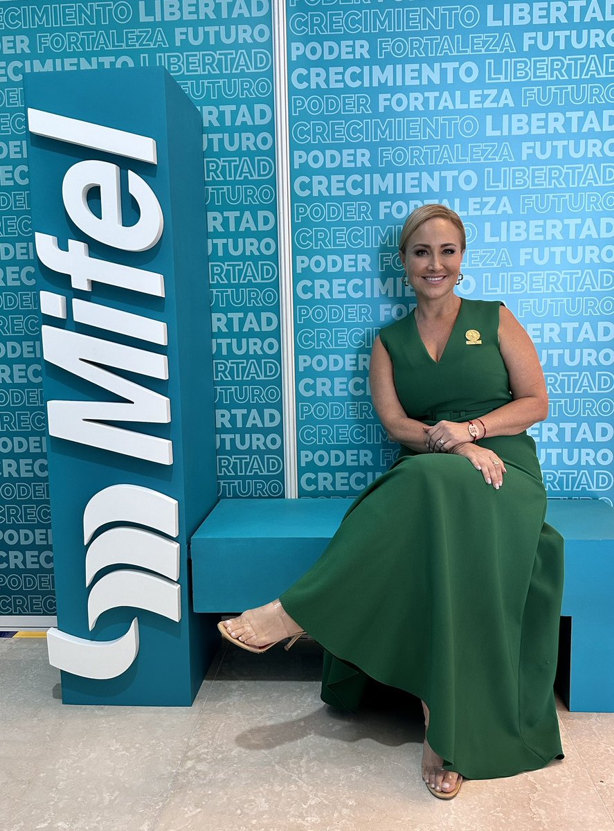 Ivett Bonifaz Famanía, presidenta nacional de AMEXME, en el stand de Mifel. 

#Mifel #AMEXME