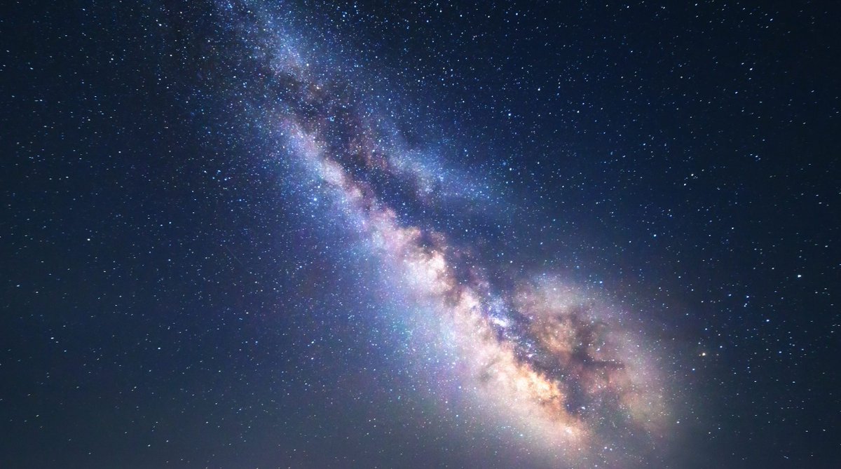 Seit Anbeginn der Zeit an unserer Seite verweilt, von den wenigsten wirklich wahrgenommen, doch stets den richtigen Weg uns weist, die dunkle Nacht mit erhellt am großen Himmelszelt die weite strahlende sternenwelt.