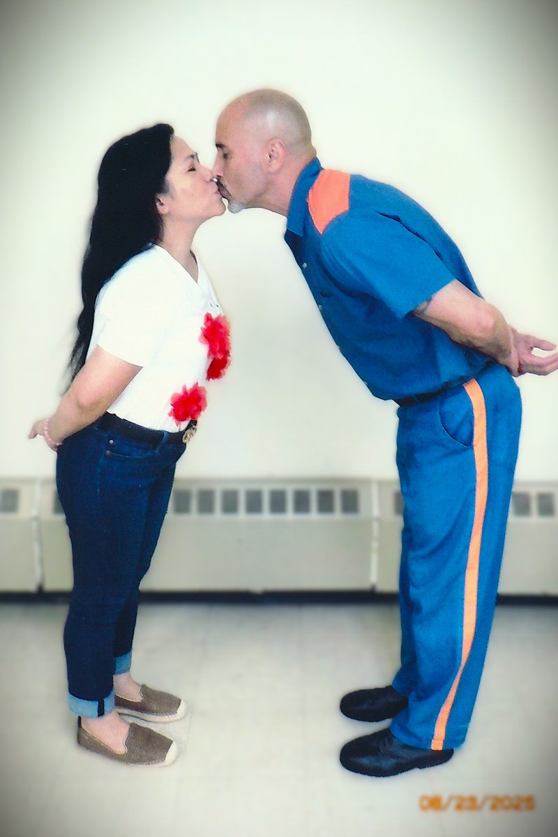 EmAndJohn1's tweet photo. Obviously... @JohnOrtizKehoe and @EmOrtizKehoe love #photoshoots
#EmAndJohn #PrisonPictures #PrisonPhotos #PrisonCouples #PrisonVisit #JohnOrtizKehoe #FreeJohnOrtizKehoe #Free23 #MrAndMrsOrtizKehoe #MetWhileIncarcerated #WhenEastMeetsWest #StrongerTogether https://t.co/EBrwBWxhCg