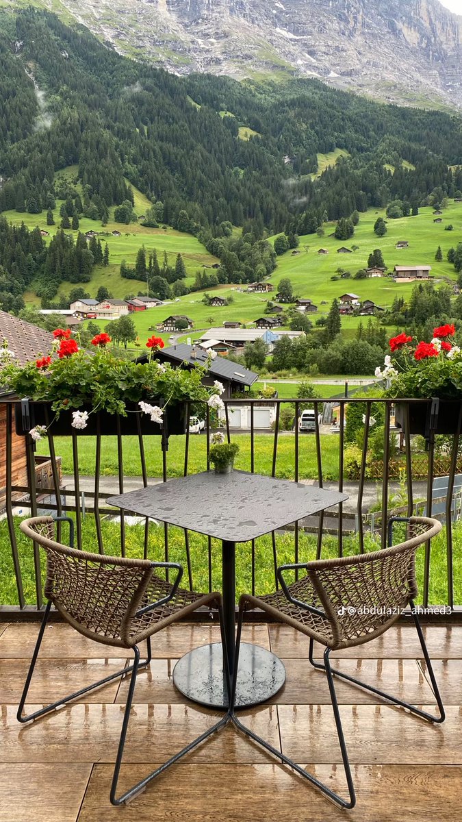 الكرامه فرض يوم الحب سنه
نحشم أنفسنا و يعجبنا التغاضي

من جرحنا نعذره و نصدّ عنه
ما نضيّع وقتنا في شي فاضي

بعد ما نعطيه فوق اللي يظنّـه
نبعد و نكتب على صفحته ماضي

الحكي نرميه فـ الصدر و نكنّه
و الصدور تشيل ما شالت الأراضي