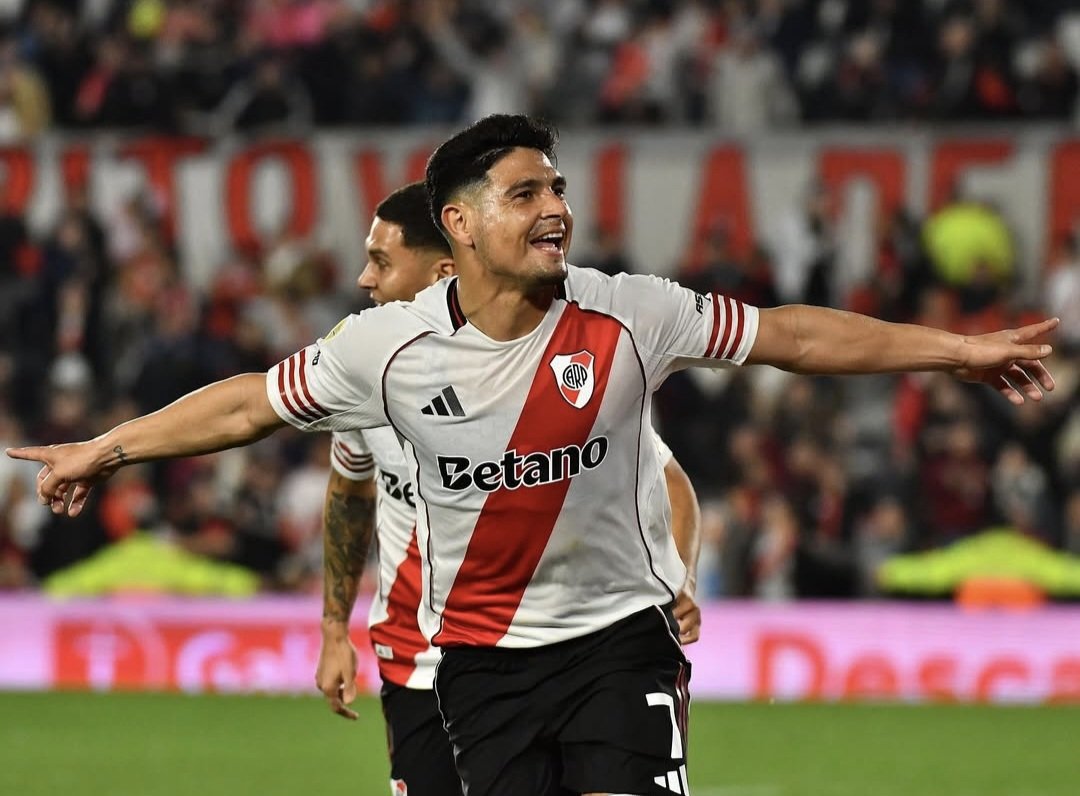 MigueBertolotto's tweet image. Una ráfaga de cuatro minutos -gol de #Lencina a los 17 y gol de #Salas a los 21- le alcanzó a #River para ganarle a SMSJ y subirse a la cima de su zona y de la tabla anual. Más allá del triunfo necesario, su deuda de juego continúa siendo muy abultada.