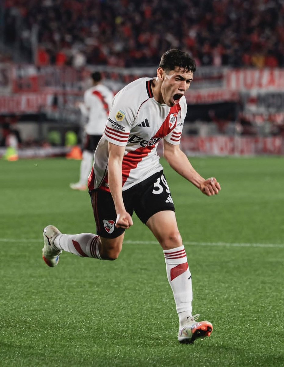 MigueBertolotto's tweet image. Una ráfaga de cuatro minutos -gol de #Lencina a los 17 y gol de #Salas a los 21- le alcanzó a #River para ganarle a SMSJ y subirse a la cima de su zona y de la tabla anual. Más allá del triunfo necesario, su deuda de juego continúa siendo muy abultada.