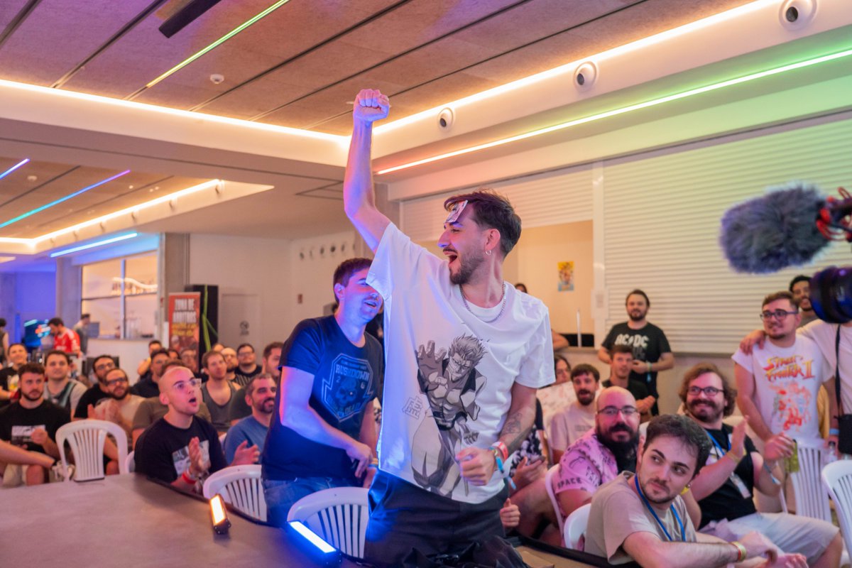 FGCHolidays's tweet image. .@donpeterfgc es el merecidísimo ganador del @RazerES Kitsune que hemos sorteado entre la mejor fotografía de estas #FGCHolidays25 🙌