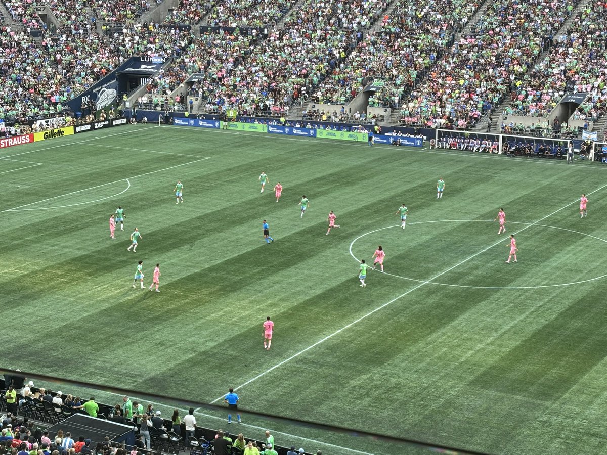 Miami are a bag of creaking (but brilliant) bones. Happy to let Seattle play from back - <a href="/SoundersFC/">Seattle Sounders FC</a> exposing them when playing at pace, pressing as a unit and getting wide to deliver service to DeRosario. His goal a must after a couple of early glaring misses. #SEAvMIA