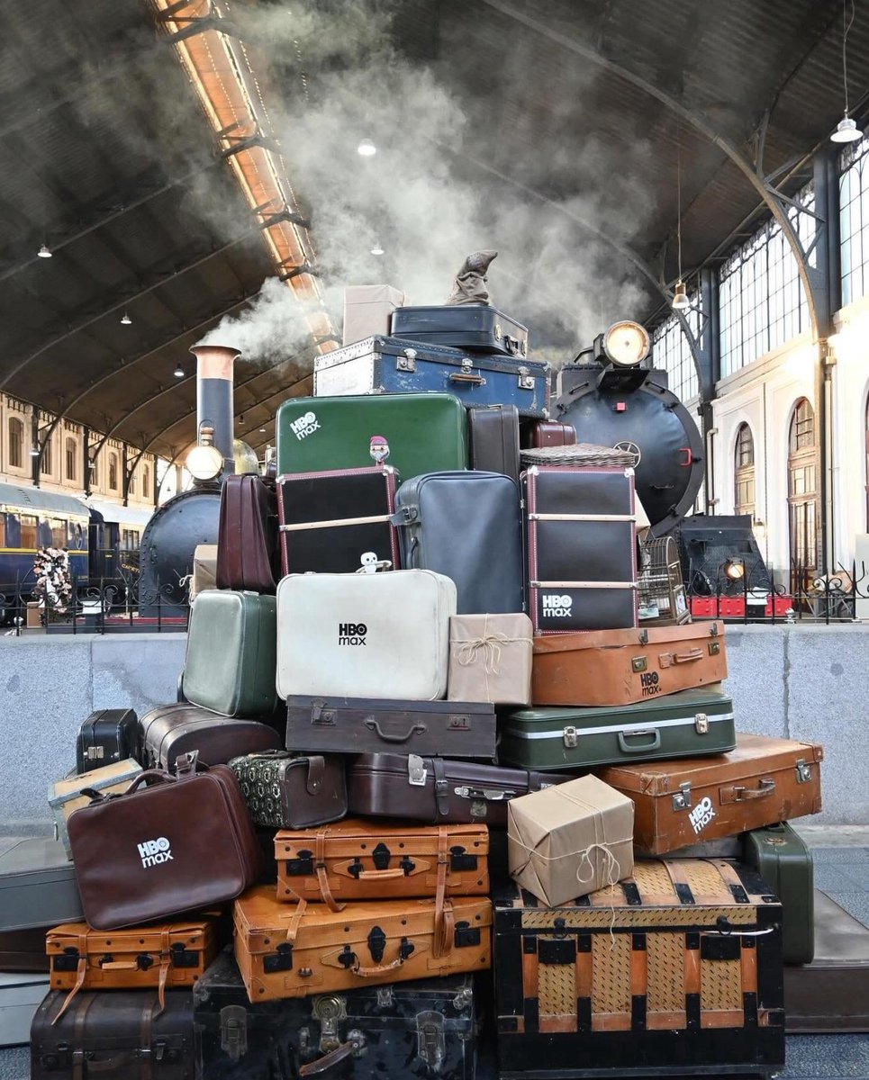 thiegonovais's tweet photo. VEM AÍ? A conta oficial de Harry Potter postou essa imagem de vários malões de Hogwarts pra divulgar a live amanhã e tem o logo da HBO MAX em vários malões. Energia positiva pra Hermione caracterizada! 🙏🏻 https://t.co/jrPmyCwpAx